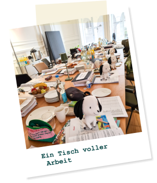 Ein Tisch voller     Arbeit